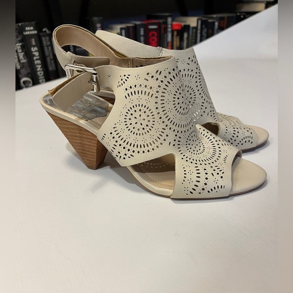 EUC Vince Camuto Ellezi cutout leather sandal | Cream | Size 6.5 - Picture 11 of 14